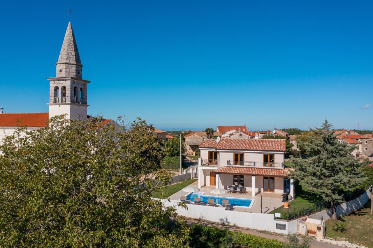 Villa Atop The Village With Stunning View Vizinada Bagian luar foto