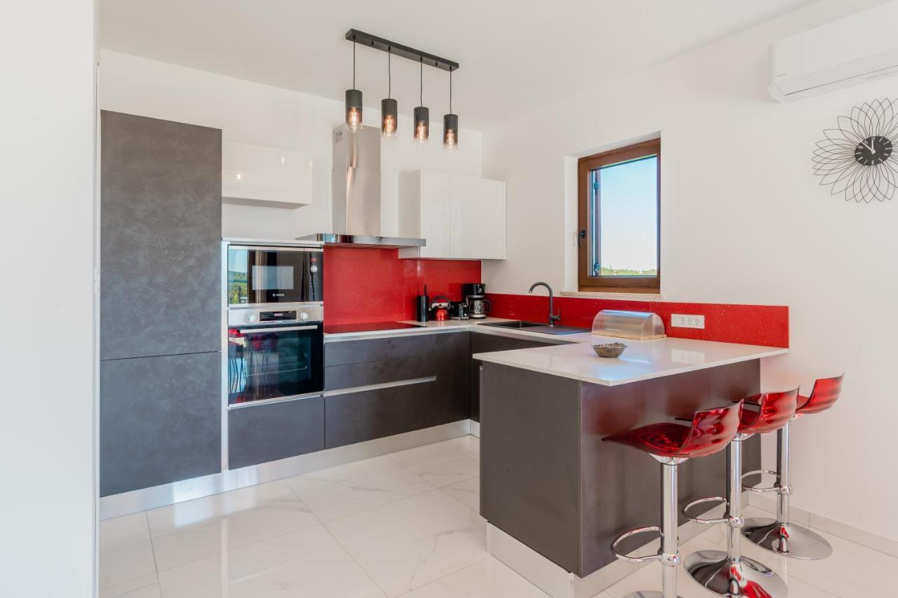 Villa Atop The Village With Stunning View Vizinada Bagian luar foto