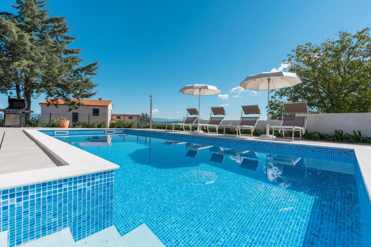 Villa Atop The Village With Stunning View Vizinada Bagian luar foto
